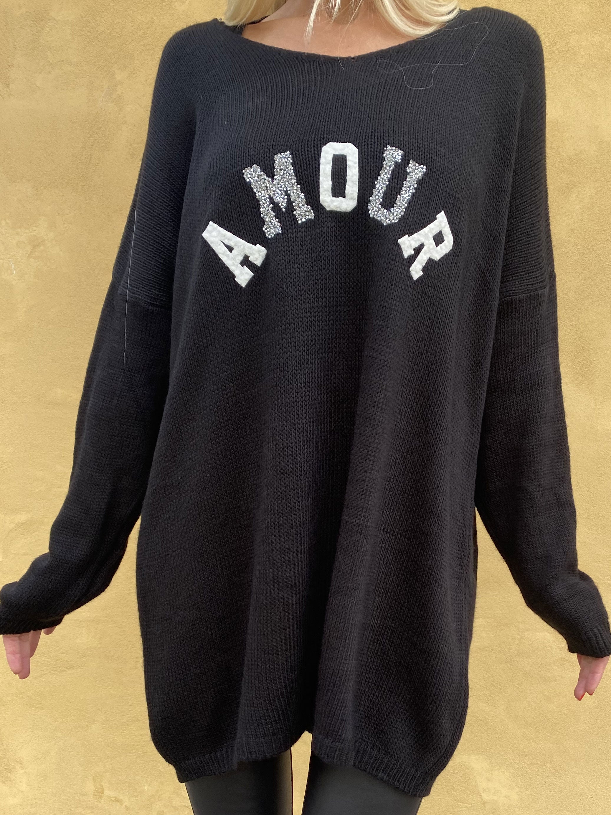 FORUDBESTILLING - Ninna - Stickad blus med amour stående framtill